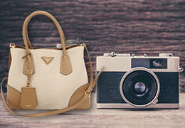 プラダのバッグとカメラ