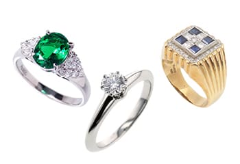 エメラルドとダイヤモンドとサファイヤの宝石のリング