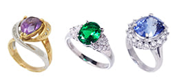 宝石のエメラルド、タンザナイト、サファイヤの指輪リング