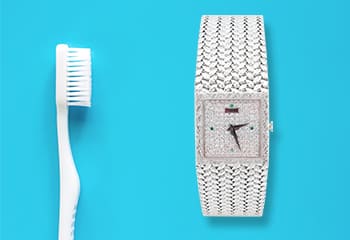 ピアジェの時計を歯ブラシで掃除する