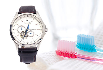 シチズンの時計を歯ブラシで掃除する