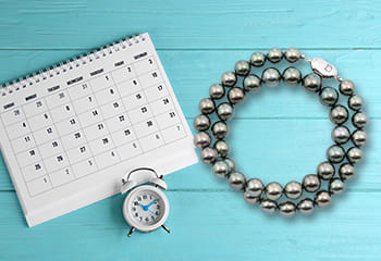 パールのネックレスとカレンダーと時計