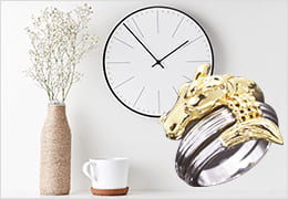 エルメスのリングと時計と花瓶とコップ