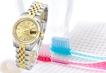 ロレックスの時計と歯ブラシ