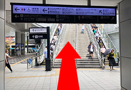 JR大阪駅御堂筋北口を出て正面にある階段を上がる