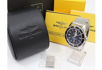 ブライトリングの時計と付属品の箱とケースと変えベルトと保証書