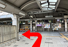 4阪急連絡橋の突きあたりを左を