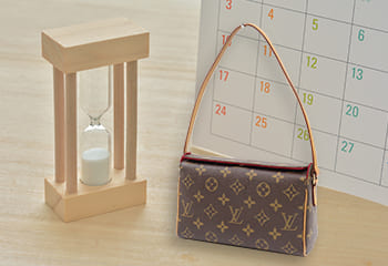 ルイヴィトンのレシタルのバッグとカレンダーと砂時計