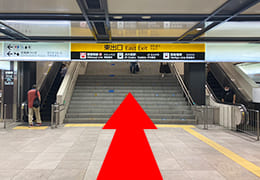 阪神梅田駅東口改札の前の東出口の階段を上がる