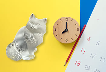 時計とカレンダーとラリックの猫のオブジェ