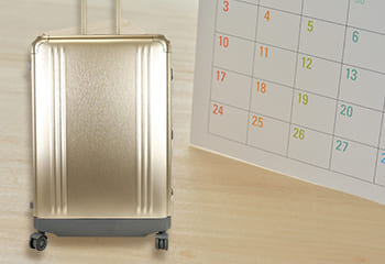 ゼロハリバートンのスーツケースとカレンダー