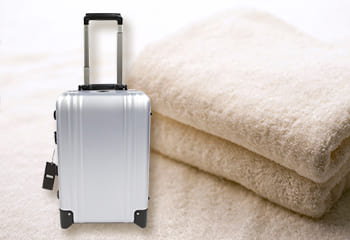 ゼロハリバートンのスーツケースとタオル