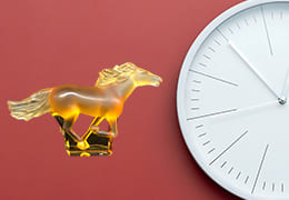 時計とリヤドロの馬のオブジェ
