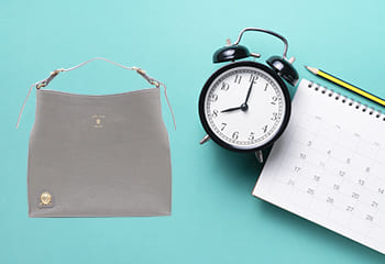 カレンダーと時計とADMJのバッグ