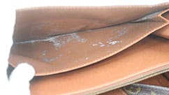 ベタつきのあるルイヴィトンのバッグの内側