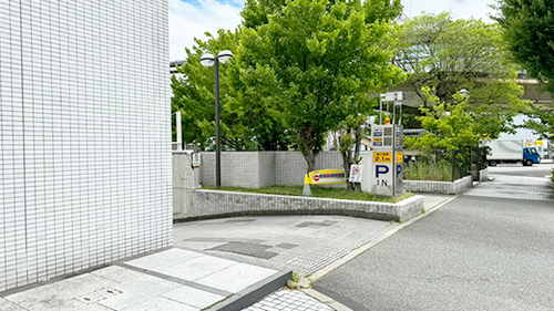 アステ川西駐車場入口