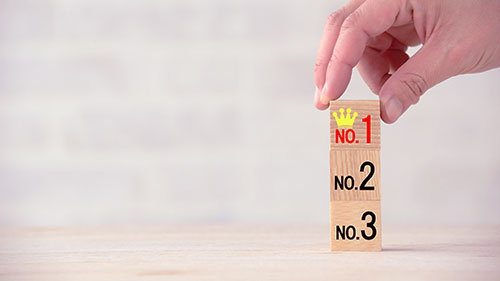 No1No2No3の積み木を手で持つ