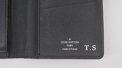 イニシャルが入ったルイヴィトンの財布