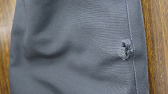カナダグースのジャケットの袖に穴が空いている