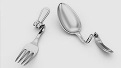 変形しているナイフとフォーク