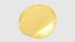 変形している金貨