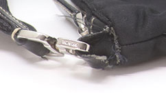 持ち手が破れているプラダのバッグ