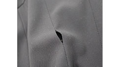 穴が開いているフォクシーの洋服