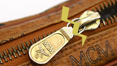 金具が切れているMCMのバッグ
