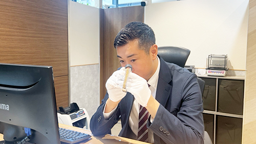 査定をする吉本