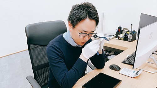 査定しているブランド鑑定士