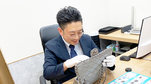 査定をする鑑定士中島