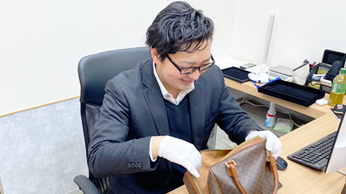 査定をする松尾