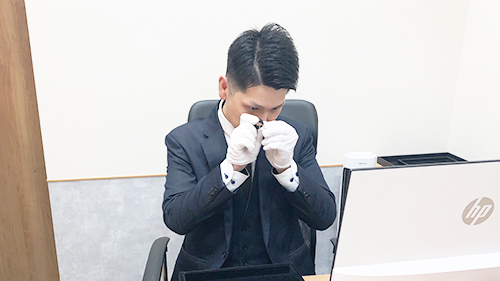 査定をする鑑定士井山