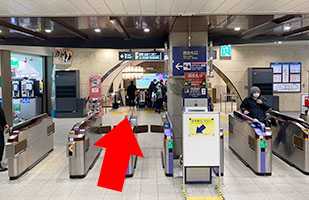 1三宮店へのアクセス-阪急神戸三宮駅西口改札を出てエスカレーターを下