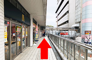2枚方ビオルネ店へのアクセス-通路をまっすぐ進む