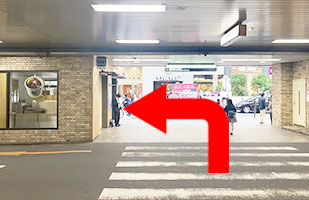 2梅田茶屋町店へのアクセス-阪急梅田駅構内を出て左