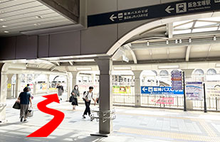 3ソリオ宝塚店へのアクセス-左奥の阪急連絡通路