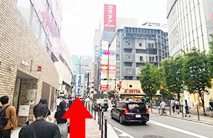 3梅田茶屋町店へのアクセス-阪急電車の線路沿い