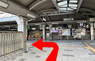 4ソリオ宝塚店へのアクセス-阪急連絡橋の突きあたりを左
