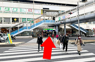 4三宮店へのアクセス-横断歩道を渡ってサンセンタープラザを直進