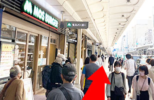 4河原町店へのアクセス-モスバーガーを超えて3件目にブランドハンズ京都四条河原町店