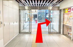 5難波店へのアクセス-なんなんタウンを出て右
