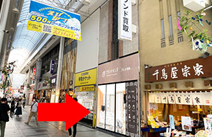 6難波店へのアクセス-エスカレーターを上がると左手目の前にブランドハンズ難波店