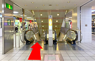 6アステ川西店への道順-エスカレーター