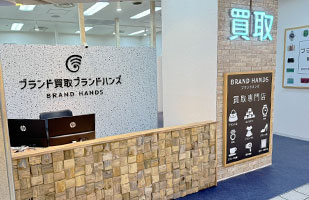 8アステ川西店への道順-婦人服店とメガネ店の間にブランドハンズアステ川西店