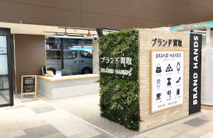 4吹田江坂店へのアクセス-1階に降りるとすぐ右手にブランドハンズ吹田江坂店