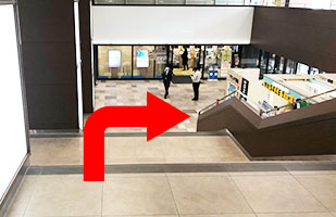 3吹田江坂店へのアクセス-EDGE江坂ビルの大階段を下りる