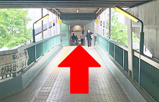2吹田江坂店へのアクセス-直進し連絡通路を進む