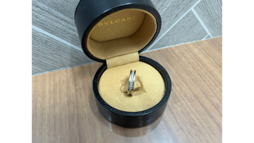 ブルガリビーゼロワンダイヤリング左側