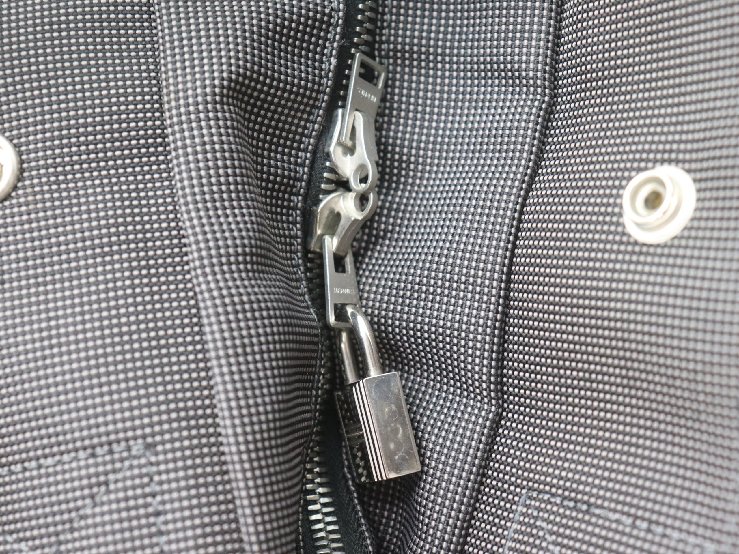 エルメスのエールラインアドのファスナー